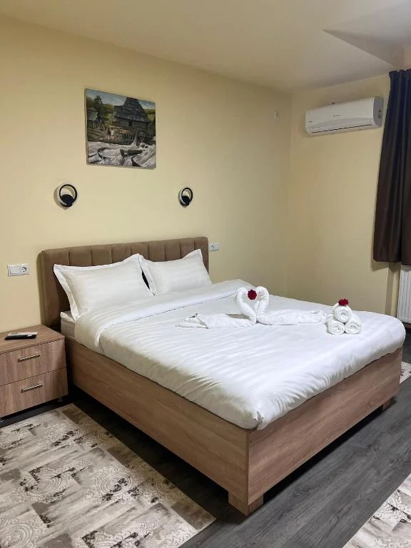 Patul dublu și amenajarea dormitorului din apartamentul de 46 m²