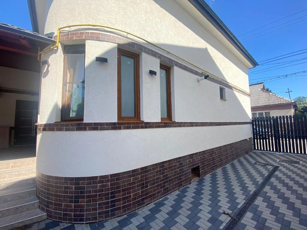 Exteriorul proprietății Apartamentele Liliacul